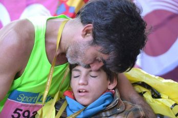Este padre corre maratones con su hijo en silla de ruedas, ¡un verdadero amor!