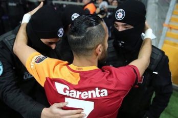 Un jugador del Galatasaray celebra un gol abrazando a tres policías en memoria de las victimas en Turquía