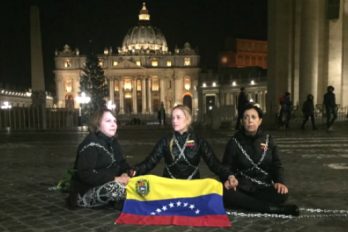 Lilian Tintori se encadena en el Vaticano para pedir libertad de presos políticos