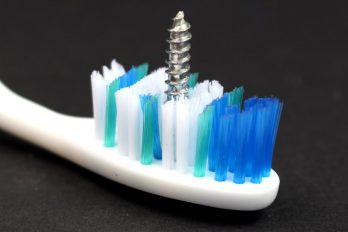 ¡Larga vida al cepillo de dientes! Sencillos trucos que te dejarán con la boca abierta