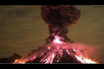 Imponente explosión del volcán de Colima en México. ¡Alcanzó dos kilómetros de altura!