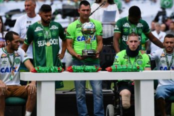 Los tres sobrevivientes del Chapecoense alzaron la Copa Sudamericana