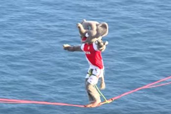La mascota oficial del Mónaco de Francia aceptó caminar por una delgada cuerda a varios metros de altura