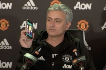 José Mourinho contesta el celular de un periodista en plena rueda de prensa