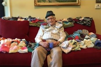 El abuelo de 86 años que aprendió a tejer para salvar bebés prematuros, ¡que bella historia!