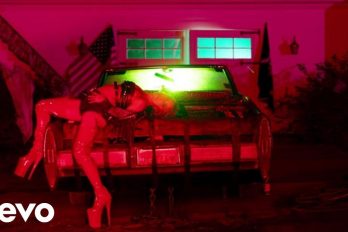 Lady Gaga vuelve a ser Lady Gaga en el video de su sencillo ‘John Wayne’. ¡Desenpolvó sus vestidos estrambóticos!