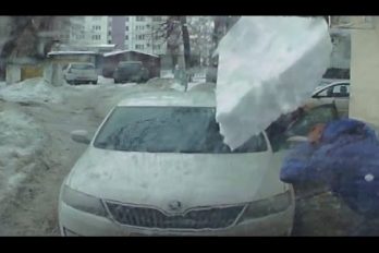 ¡Impresionante! Un bloque de hielo cae desde un tejado y destroza un carro en Rusia. ¡El susto dejó fríos a los ocupantes!