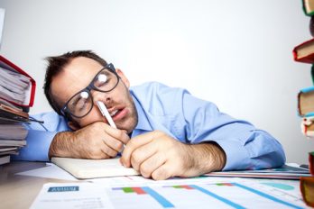 ¡Oye no te duermas en el trabajo! Aprende estos tips que te mantendrán despierto