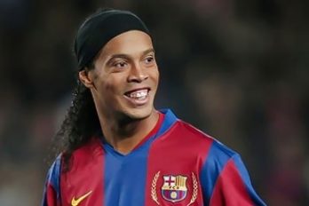 A Ronaldinho casi lo deja el taxi en Barcelona, ¡a todos nos pasa!