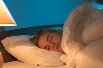 Dormir con la luz encendida favorece a la obesidad
