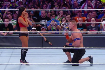 John Cena propone matrimonio y ¡de la mejor forma a Nikki Bella!