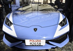 A picture shows the front of the new police's car Lamborghini "Huracan" during a press conference at the Interior Ministry "Viminale" in Rome, on March 30, 2017.  / AFP PHOTO / Andreas SOLARO