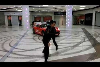 ¡No es una película! Las imágenes de este Ferrari en un centro comercia de Moscú… ¡Son reales!