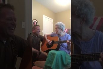 ¡Simplemente conmovedor! Esta mujer de 88 años sufre Alzheimer… ¡Pero no ha olvidado cómo tocar la guitarra!