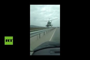 Típico: vas por la autopista cuando notas que por el otro carril… ¿Va un helicóptero?