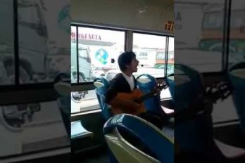 ¡Qué talento! El joven que sorprendió en un bus en Perú con su gran interpretación de Wonderwall (Oasis)
