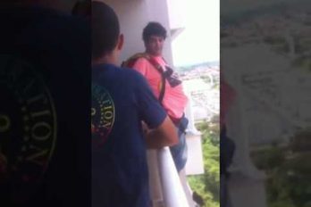 ¡Qué loco! Se lanzó del balcón de su casa para probar si funcionaba el paracaídas… ¡Que compró por Internet!