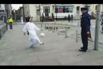 ¡El lado más surrealista del fútbol! Una monja y un policía juegan a no dejar caer la pelota