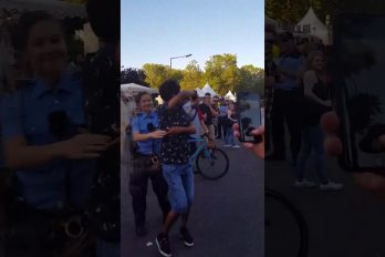¡Vaya sabor! La policía alemana que encantó a todos bailando salsa en el Carnaval de las Culturas del Mundo
