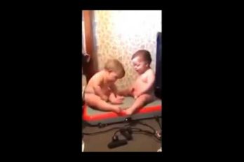 Dos bebés en una máquina de ejercicios: combinación perfecta para alegrarte el día. ¡Imposible no contagiarse con su risa!