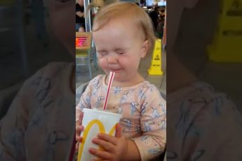 ¡Qué bella! La graciosa reacción de una pequeña cuando toma Coca-Cola… ¡Por primera vez en su vida!