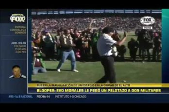 ¡Mucho ‘Evo’! El presidente de Bolivia quería lucirse en un saque de honor… ¡Pero pero terminó dando un pelotazo a dos militares!