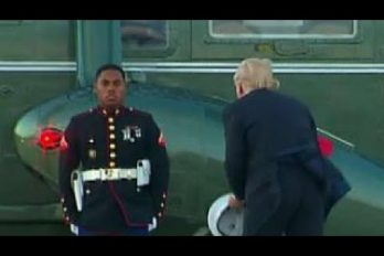 Hasta el viento está en contra de Trump: intentó ayudar a un marine con su sombrero… ¡Pero esto fue lo que resultó!
