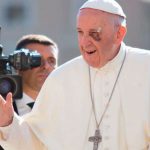 El Papa Francisco continúa afectado por su golpe en el ojo. ¡Esperamos que se recupere pronto!