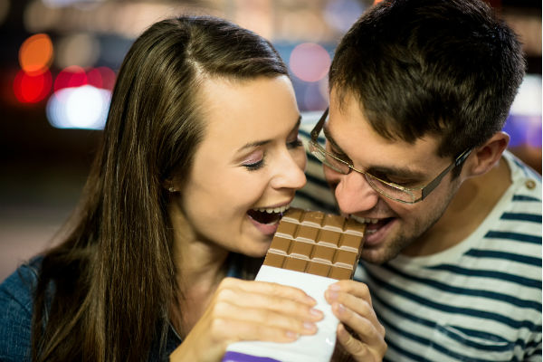 pareja comiendo chocolate