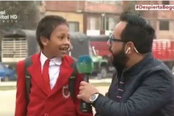 Este niño prefirió llegar temprano al colegio que salir en televisión. ¡Divino!
