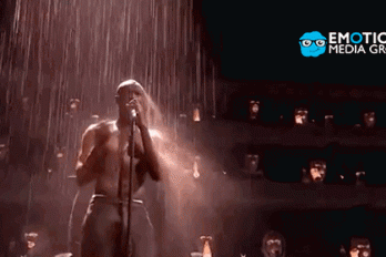 Cantando bajo la lluvia, ¡literal!