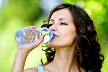 ¿Qué tan peligroso es para tu salud beber agua embotellada? Un estudio reveló datos para tener en cuenta