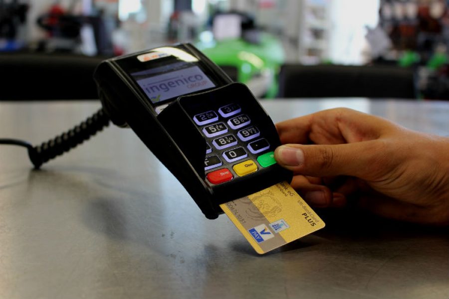 ¡Por fin, una luz en el camino! Estamos cerca de NO pagar cuota de manejo para las tarjetas de crédito