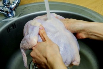 ¡Alerta! no debes lavar el pollo antes de cocinarlo ?¡Seguro no sabías de este riesgo!