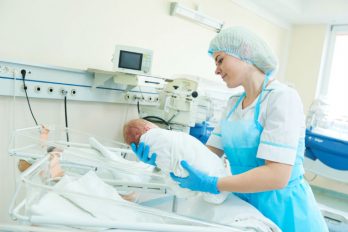 Razones para dedicar tu labor como enfermero al cuidado neonatal ¡Una hermosa experiencia!