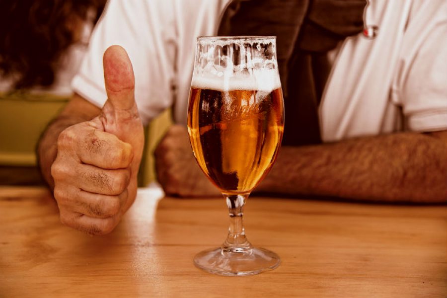 La cerveza en su dosis adecuada es un remedio para el dolor de cabeza