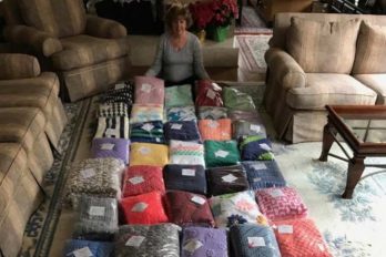 Mujer teje mantas para niños enfermos en hospitales y ya ha donado más de 1.000