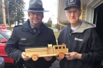 Anciano de 93 años hizo cientos de camiones de madera para donar