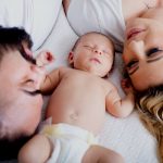 Estudio revela cuánto tiempo tardan los padres que tienen un bebé en recuperar el sueño