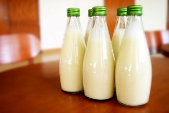Regresan las botellas de vidrio para vender leche en Colombia, ¡todo por ayudar al medio ambiente!