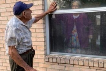 Anciano de 91 años visita a su esposa en una ventana a diario a pesar del coronavirus