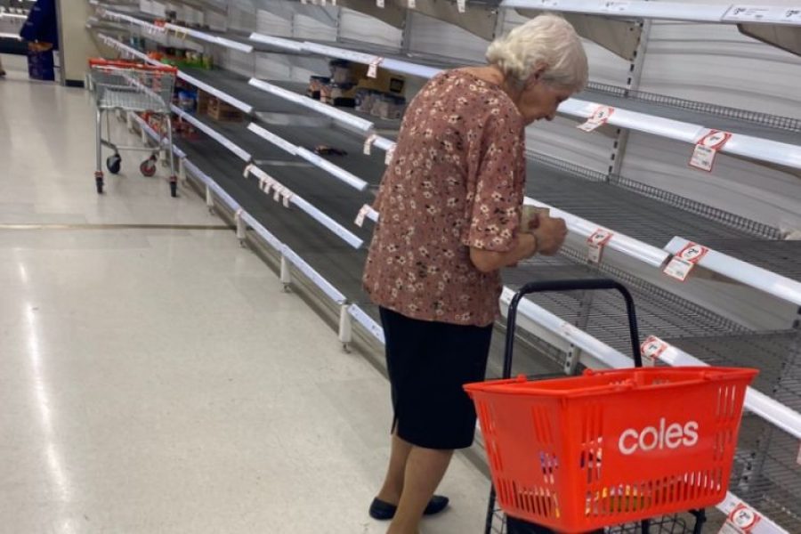 Abuelita llora porque no encuentra mercado tras compradores impulsivos
