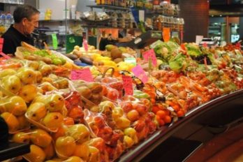 Iniciativa busca que supermercado de cadena no empaque verduras y frutas en plástico