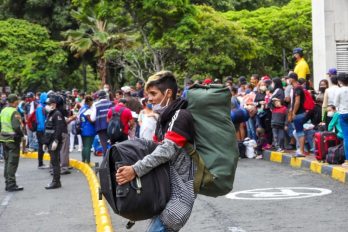 Mientras miles de venezolanos en Colombia regresan a su país, otros entran desde Ecuador