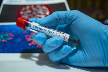 COVID-19 podría desaparecer antes de la llegada de su vacuna, según experto
