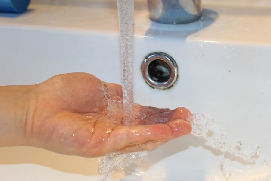 Estudio revela que el COVID-19 puede durar más de dos semanas en el agua