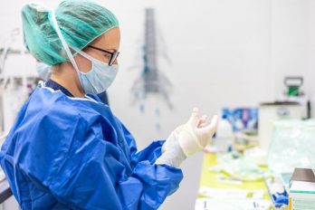 3 laboratorios no venderán vacuna del COVID-19 a precio de costo: quieren ganar dinero