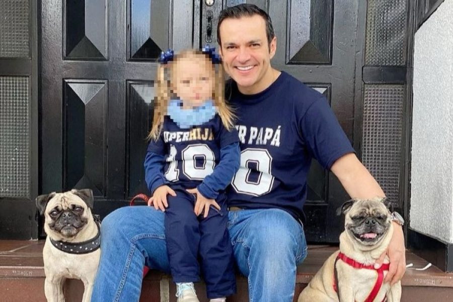 Juan Diego Alvira cuida a miembro de su familia que enferma en medio de la pandemia