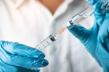 Posible vacuna contra COVID-19 necesitaría 2 dosis para ser efectiva, dice fabricante