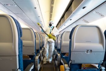 Estos son los asientos con más riesgo de contagio de COVID-19 en un avión: estudio